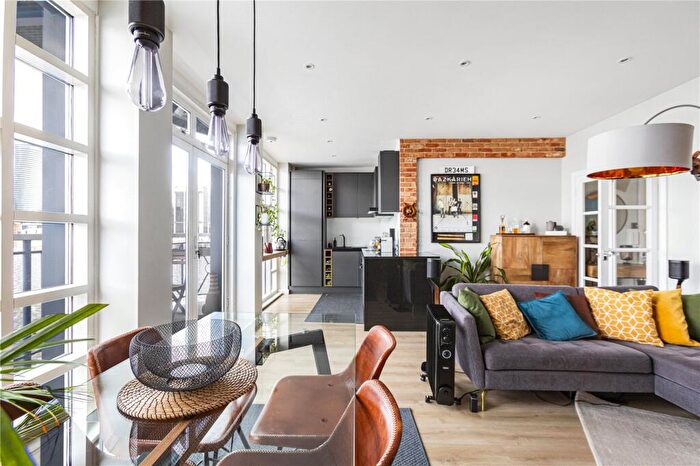 2 Bedroom Apartment To Rent In Arden Crescent, London, E14