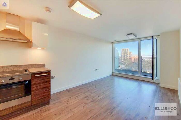 2 Bedroom Flat To Rent In The Green, Southall UB2