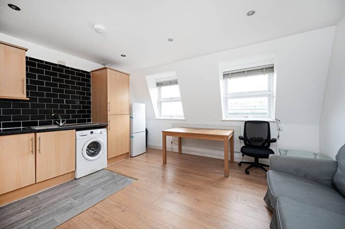 2 Bedroom Flat To Rent In Bethnal Green Road, Tower Hamlets, London, E2