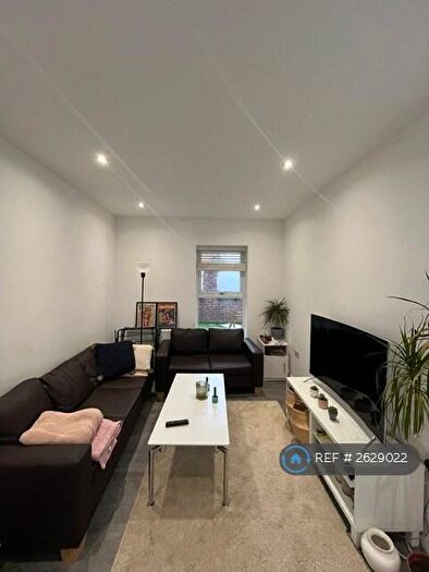 3 Bedroom Flat To Rent In Grande Parade, London, N4