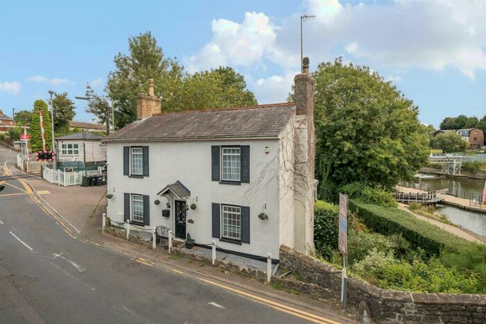 4 Bedroom Detached House For Sale In Farleigh Bridge, East Farleigh, Maidstone, ME16