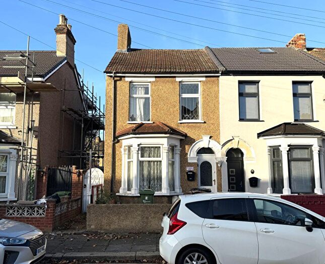 3 Bedroom End Of Terrace House For Sale In Hainault Road, Chadwell Heath, Romford, RM6