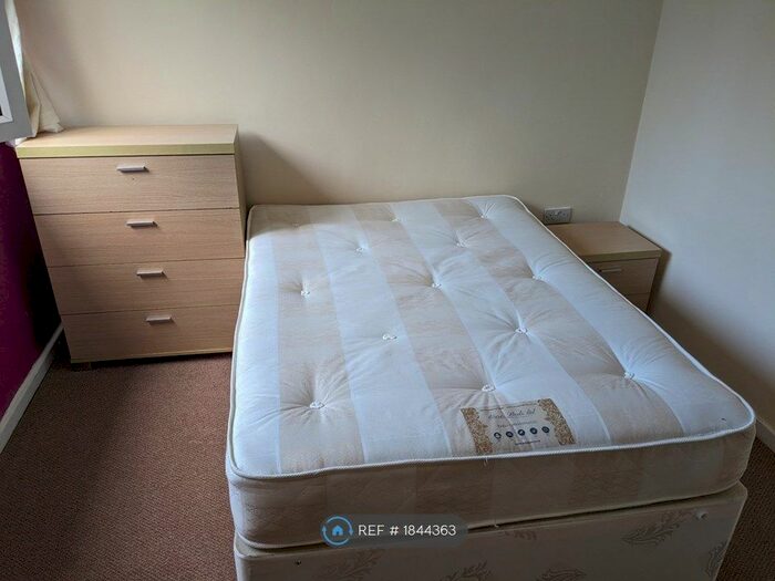 4 Bedroom Flat To Rent In Rosalind Court, Salford, M5