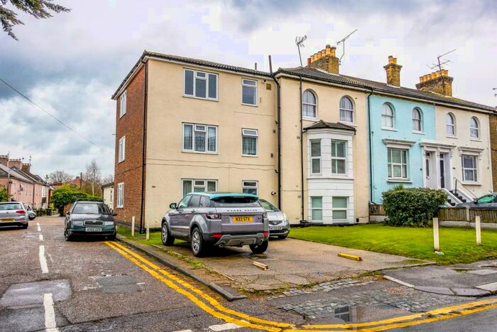 1 Bedroom Flat To Rent In Bedroom Top Floor Flat In Southend On Sea, SS0