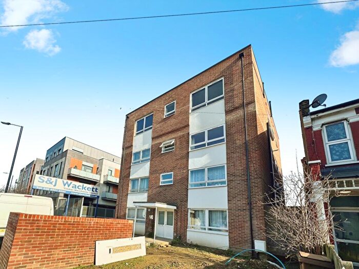 3 Bedroom Flat To Rent In Shelbourne Road, Tottenham, London, N17