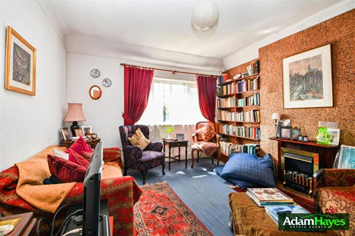 3 Bedroom Maisonette For Sale In Holdenhurst Avenue, North Finchley, N12