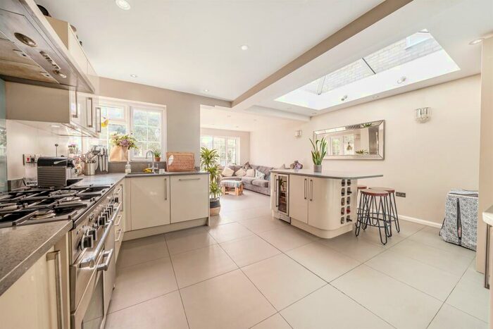 5 Bedroom Detached House To Rent In Chiltern Road, Maidenhead, SL6