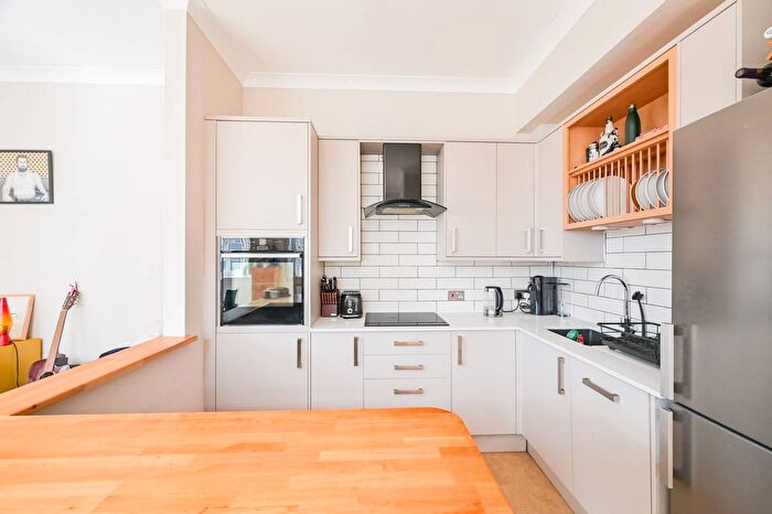 2 Bedroom Flat For Sale In St Georges Square, Limehouse, London, E14