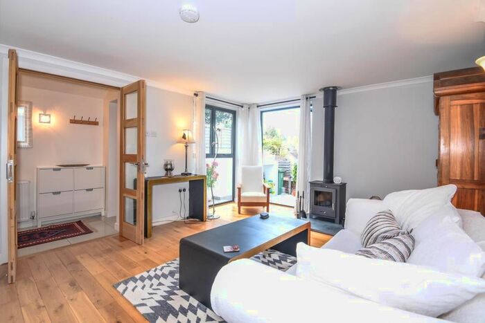 3 Bedroom Detached House To Rent In Henley On Thames, Oxon, RG9