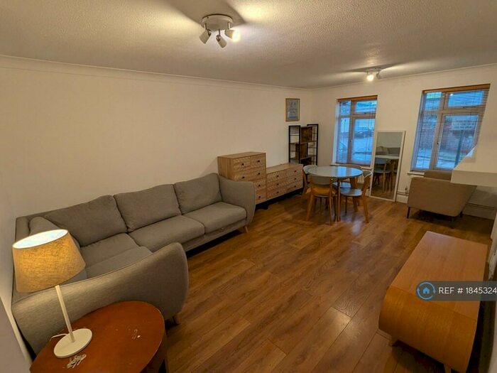 2 Bedroom Flat To Rent In Limes Avenue, Chigwell, IG7