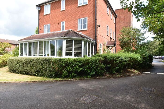 2 Bedroom Flat For Sale In Chapel Road, Hothfield, Ashford, TN25