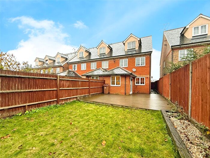 3 Bedroom End Terrace House For Sale In Cambridge Road, Crowthorne, Berkshire, RG45
