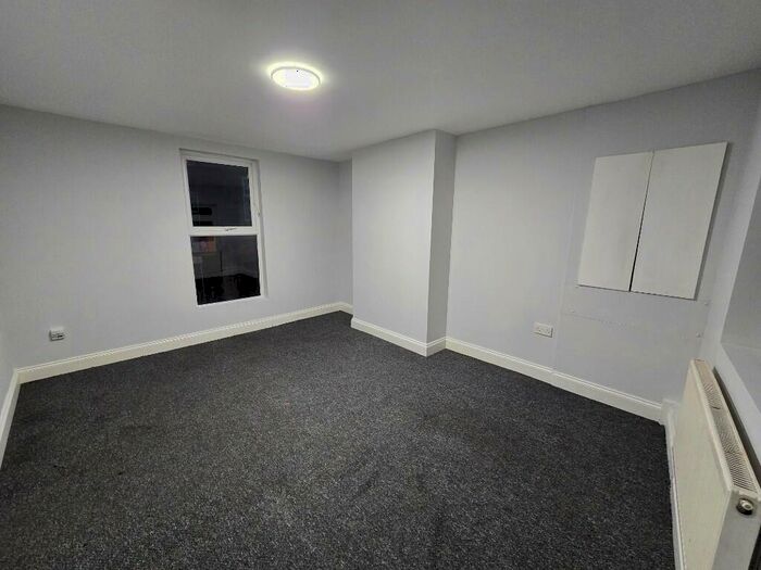 2 Bedroom Flat To Rent In Westmoreland Road, London, SE17
