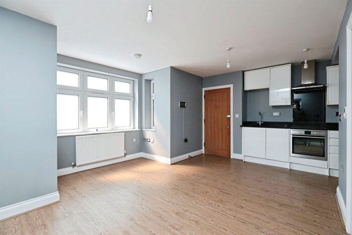 1 Bedroom Flat For Sale In Upton Road, Watford, WD18