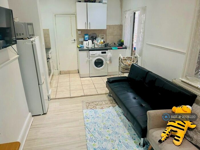 2 Bedroom Flat To Rent In Ground Floor, London, E12