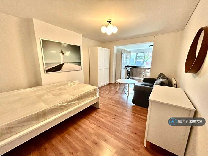 Studio To Rent In Daniel Place, London, NW4