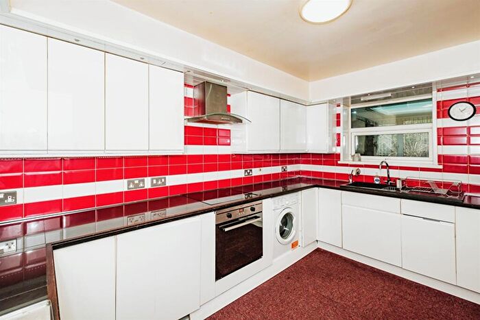 2 Bedroom Bungalow For Sale In Burrell Avenue, Lancing, BN15