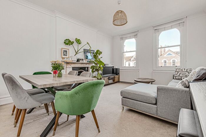 2 Bedroom Flat To Rent In Sisters Avenue, Clapham Common, SW11