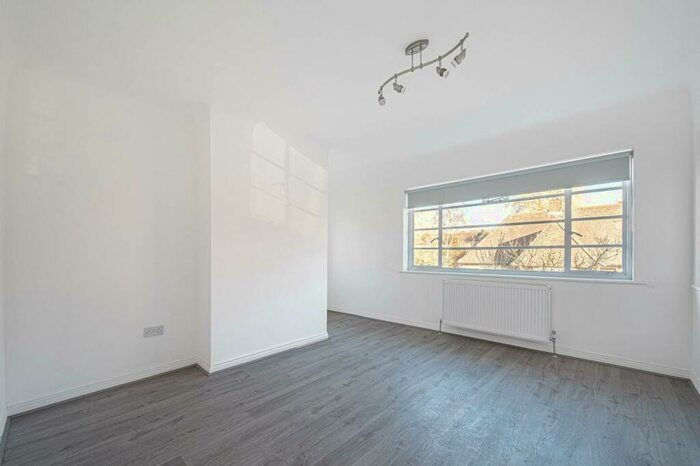 2 Bedroom Flat To Rent In Denison Close, Hampstead Garden Suburb, London, N2