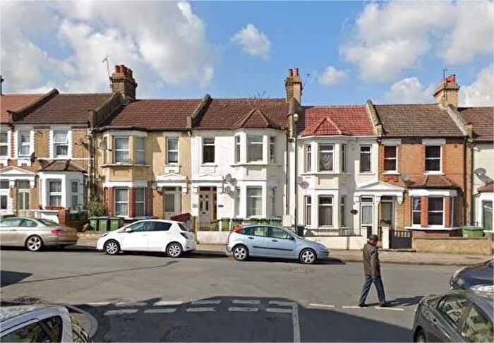 3 Bedroom Flat To Rent In Bannockburn Road, London, SE18