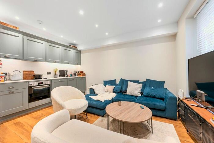 2 Bedroom Flat To Rent In Devonshire Terrace, Bayswater, London, W2
