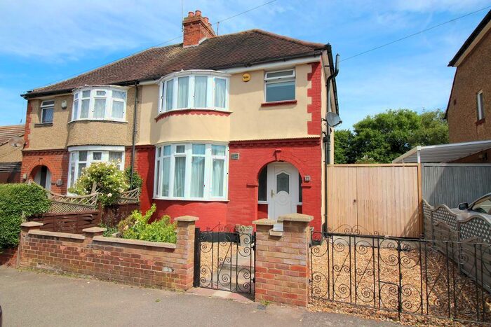 3 Bedroom Semi-Detached House To Rent In Warden Hill Road, Luton, Bedfordshire, LU2
