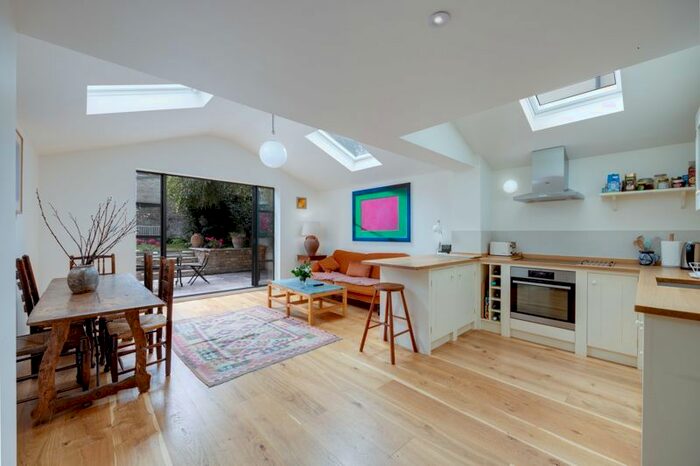 2 Bedroom Flat To Rent In Bassein Park Road, London, W12