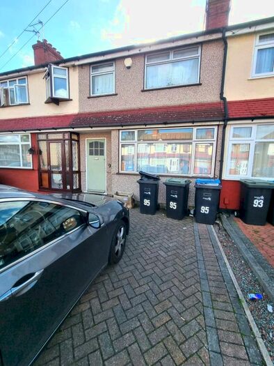 4 Bedroom Terraced House To Rent In Mapleton Crescent, Greater London, EN3