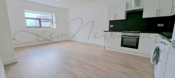 2 Bedroom Flat To Rent In High Street, Slough, SL1