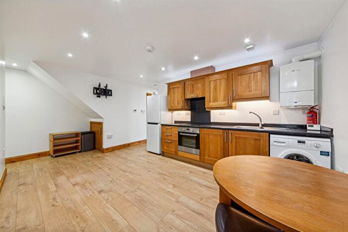3 Bedroom Flat To Rent In Smallwood Road, London, SW17