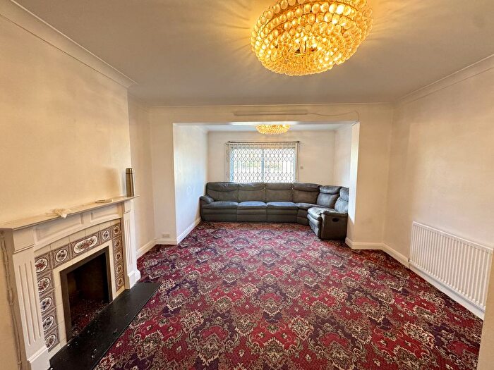 3 Bedroom Bungalow To Rent In Hanworth Road, Hounslow, TW4