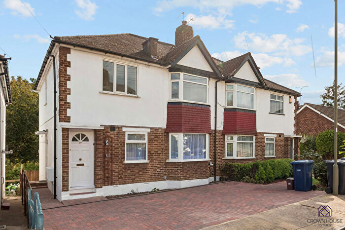 2 Bedroom Flat For Sale In Cardrew Close, London, London, N12