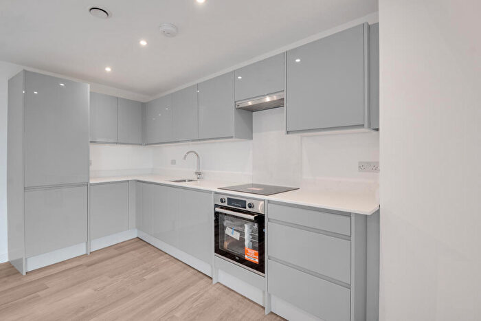 2 Bedroom Flat To Rent In High Street, Rayleigh, Essex, SS6