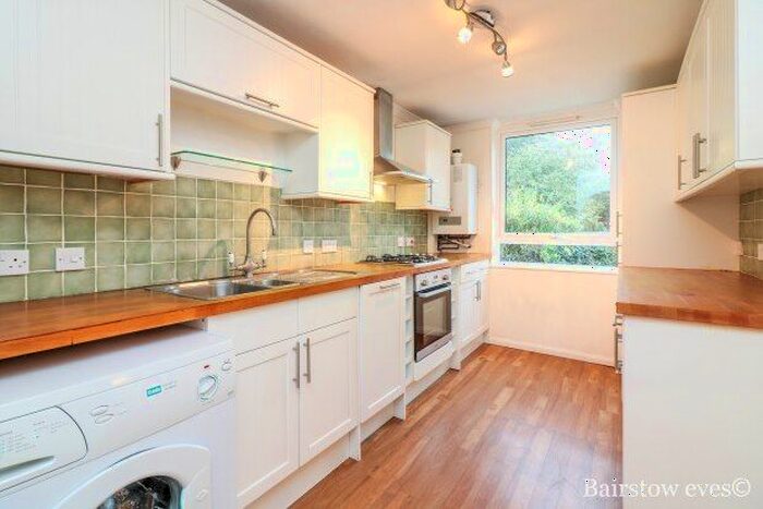 2 Bedroom Flat To Rent In Avondale Avenue, London, N12