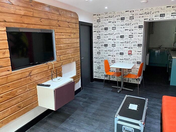 1 Bedroom Apartment To Rent In Newsome Road, Huddersfield, HD4