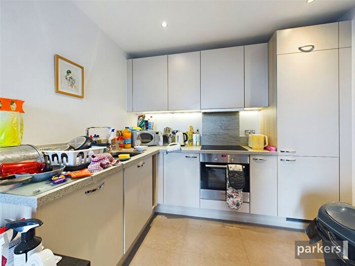1 Bedroom Flat For Sale In Drake Way, Reading, Berkshire, RG2