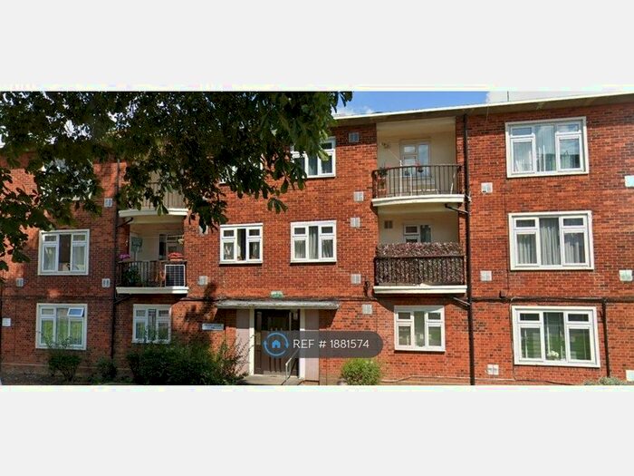 3 Bedroom Flat To Rent In Churchfields, London, E18