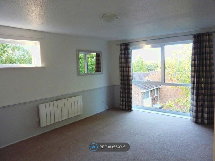 2 Bedroom Flat To Rent In Roydon Court, Hemel Hempstead, HP2
