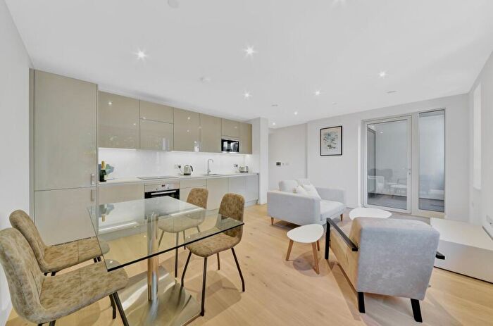 1 Bedroom Flat To Rent In Walworth Square, Elephant & Castle, London, SE17