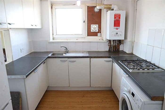 2 Bedroom Flat To Rent In Biscoe Close, Heston, Hounslow, TW5