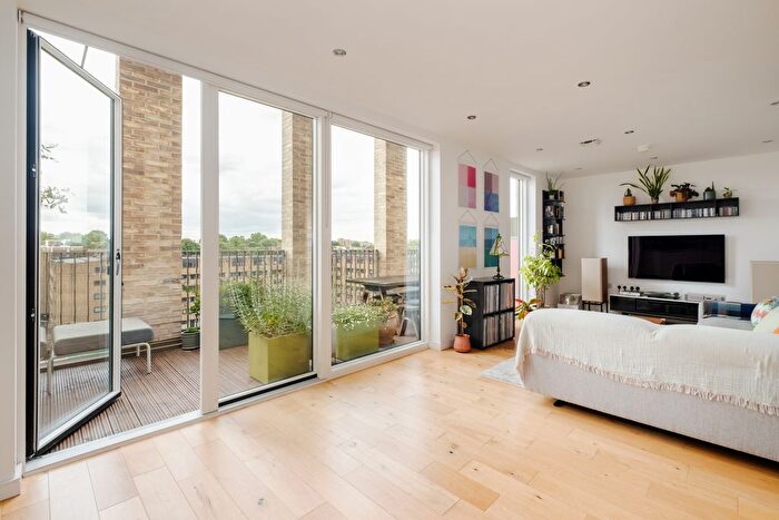 2 Bedroom Flat For Sale In Murrain Road, London, N4