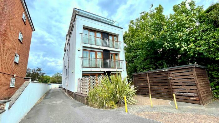 1 Bedroom Flat To Rent In Richmond Park Road, Charminster, Bournemouth, BH8