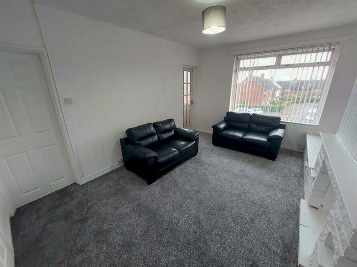 3 Bedroom Flat To Rent In Rennie Grove, Birmingham, B32