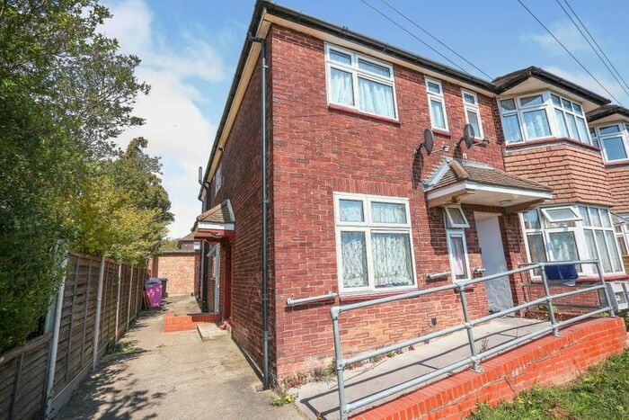 4 Bedroom Flat To Rent In Caernarvon Drive, Ilford, Essex, IG5