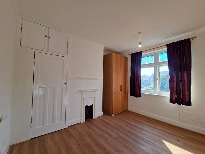 2 Bedroom Flat To Rent In Chatsworth Crescent, Hounslow, TW3