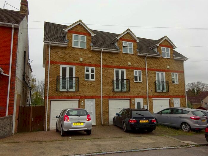 3 Bedroom Town House To Rent In Prospect Avenue, Strood, Rochester ME2