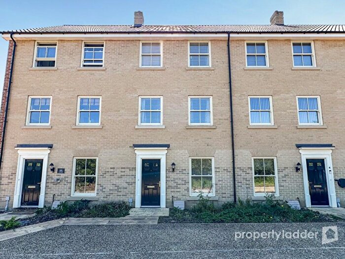 4 Bedroom Town House For Sale In Petrel Close, Norwich, Norfolk, NR7