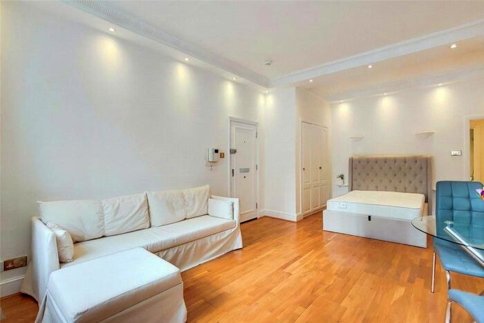 Terraced House To Rent In Chesham Place, Knightsbridge, SW1X