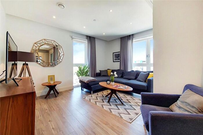 3 Bedroom Apartment To Rent In Wiverton Tower, Aldgate Place, E1