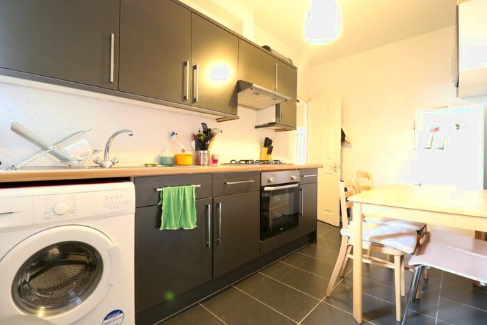 3 Bedroom Flat To Rent In Parson Street, London, NW4